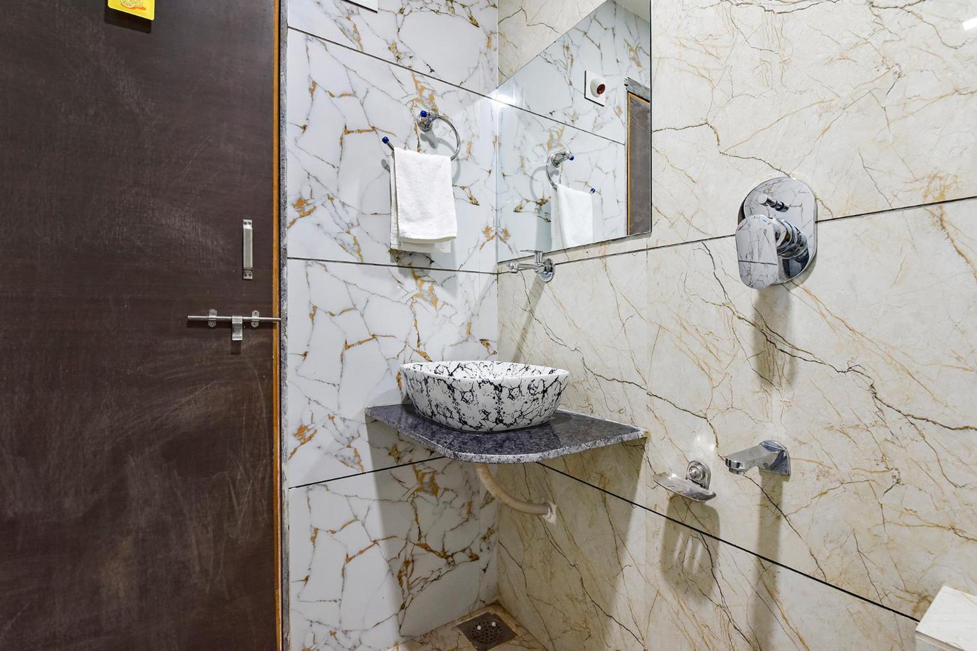 Fabhotel Symphony Grand Ahmedabad Esterno foto